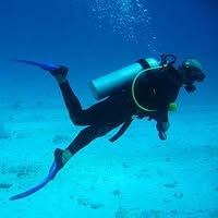 Masseuse Tarkarli scuba diving on sea